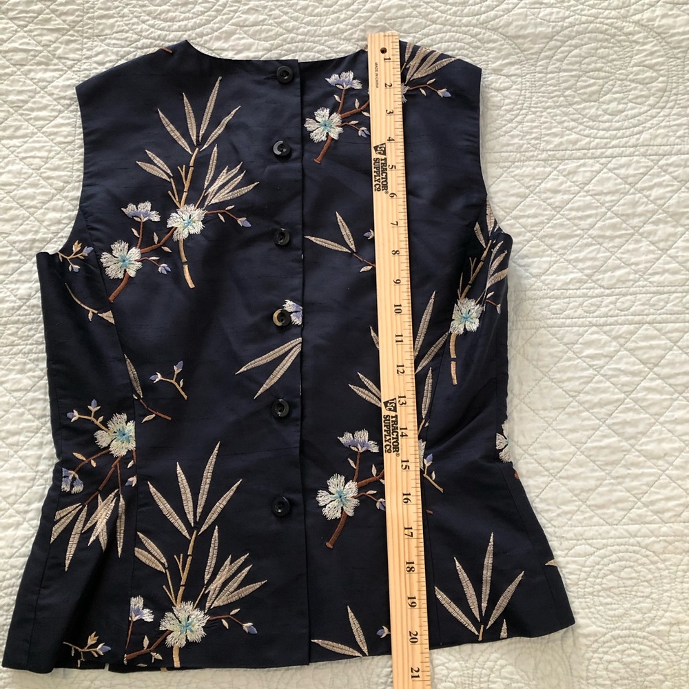 Silk embroidered sleeveless shell top. Size 2P. - Picture 7 of 7